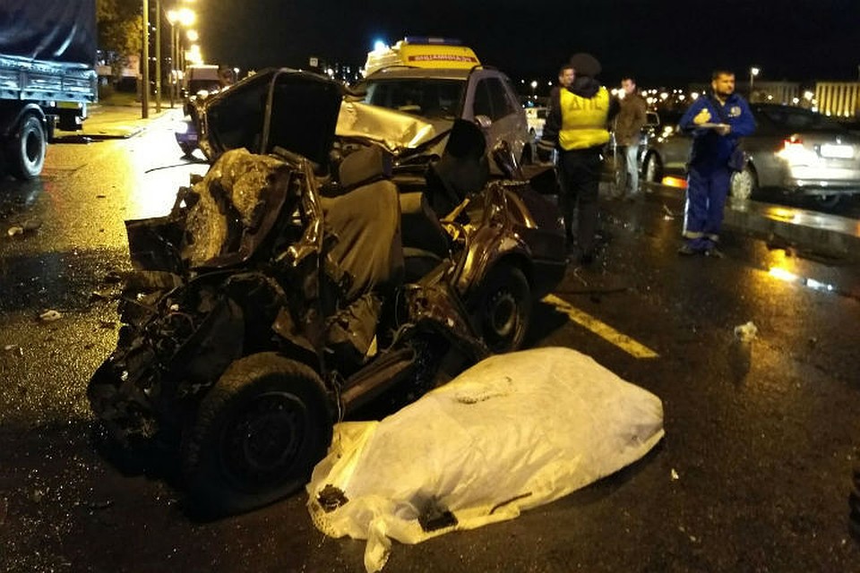 Водитель "ВАЗа" погиб на месте, водителя Mercedes увезли на "скорой"