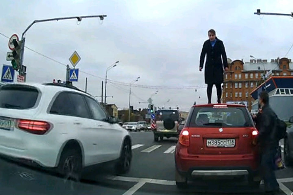 Странная женщина попала в объективы регистраторов. Фото: "ДТП И ЧП" ВКонтакте