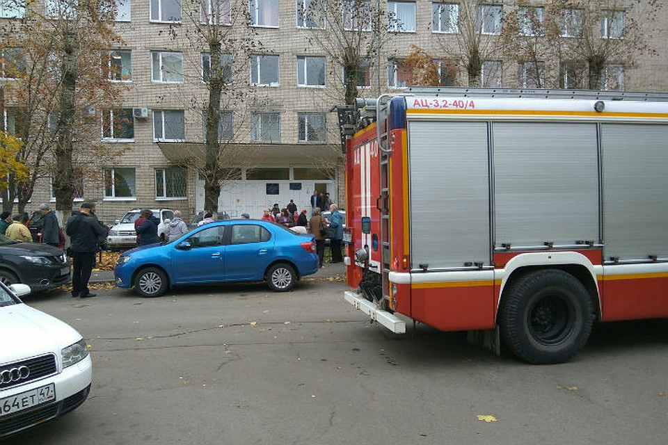 Эвакуировали станцию метро "Улица Дыбенко" и поликлинику №87. Фото: "ДТП и ЧП" ВКонтакте