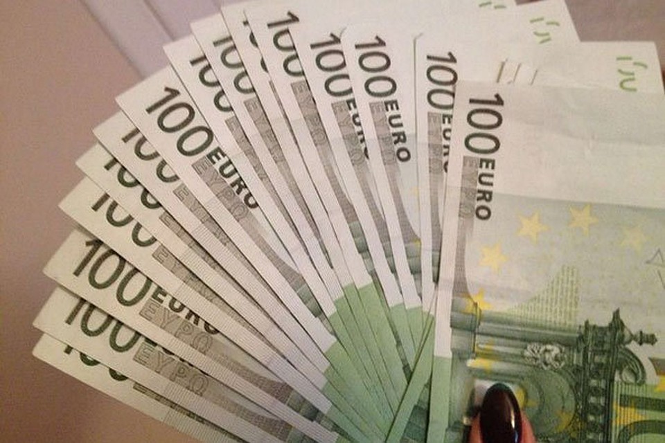 Евро подешевел на 10 банов.