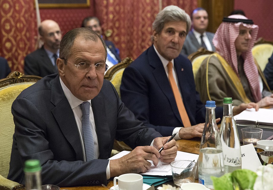 Глава МИД РФ Сергей Лавров, госсекретарь США Джон Керри и глава МИД Саудовской Аравии Адель аль-Джубейр (слева направо) во время министерской встречи по Сирии. Фото: Александр Щербак/ТАСС