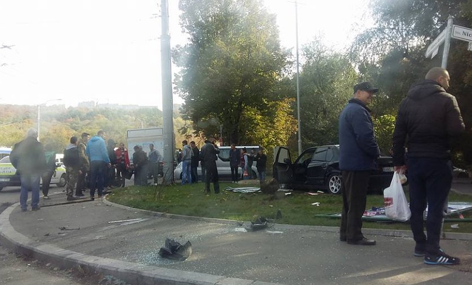 Фото: facebook/Город без маршруток! Водители помогают пешеходам/Юрий Хомутов