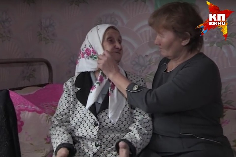Ольга Пислегина навсегда приютила 90-летнюю бабушку. Фото: скрин с видео"Приемные старики", программа "Живу в Ижевске", ТНТ, www.newregion.ru