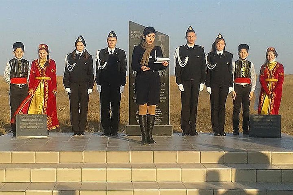 Памятник Герою России Алиме Абденановой стоит в крымской степи, у дороги, ведущей из Керчи в Симферополь. ФОТО: Из личного архива Владимира ЛОТА