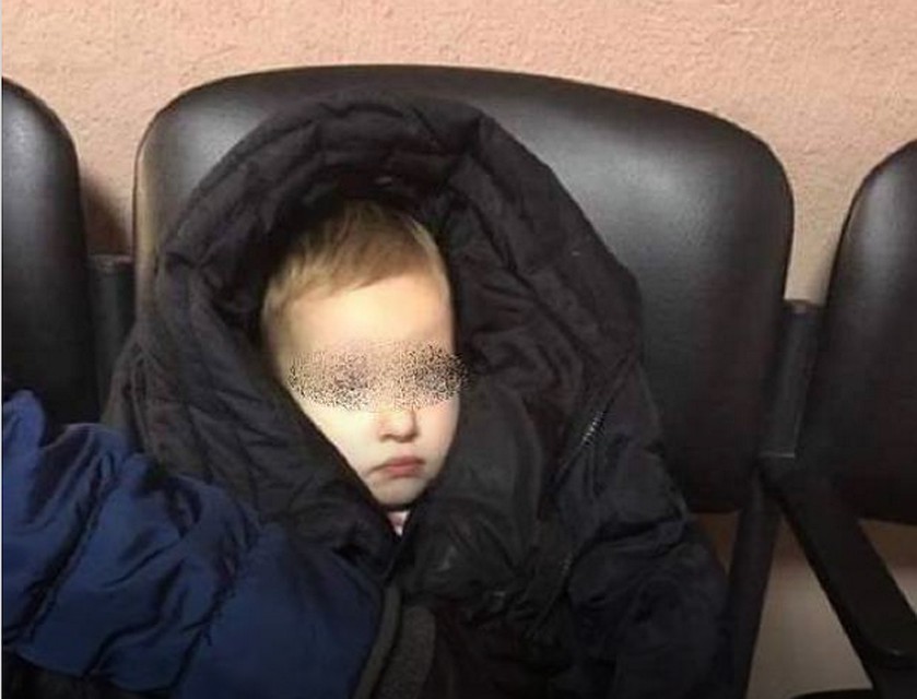 На малышке были только колготы, майка и один сапожок.