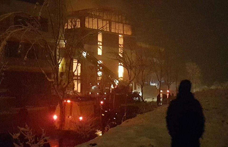 Пожар тушат несколько расчетов.