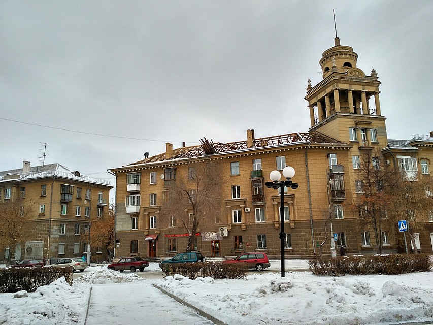 Кровлю начали менять еще в августе.