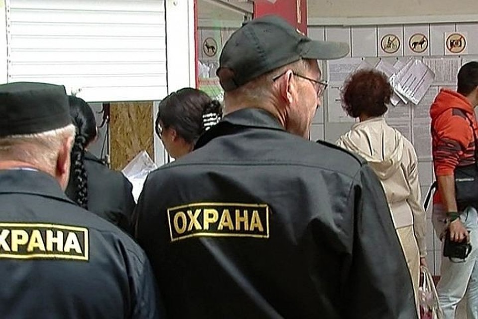 Охранника не смутило даже то, что подростки снимали его действия на камеру мобильного телефона. Фото: Архив "КП"