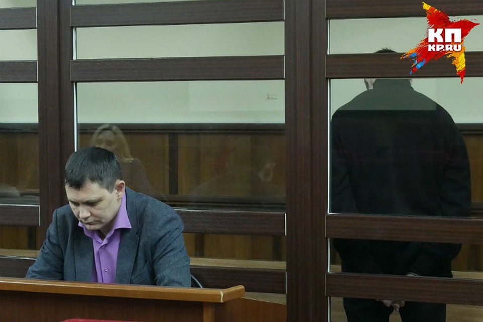 Приговор Антон Пушкин выслушал стоя, но спиной к залу, чтобы скрыть лицо от прессы.
