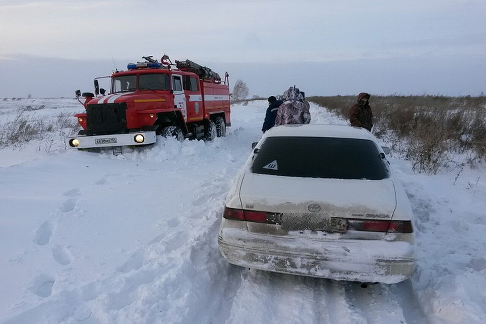 Сибиряков из «снежного плена» вытягивали пожарные машины. Фото: предоставлено ГУ МЧС по Новоисбирской области