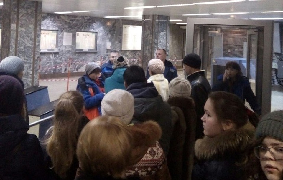 На "Геологической" женщина спрыгнула под поезд. Силовики подозревают, что она хотела покончить с собой из-за долгов