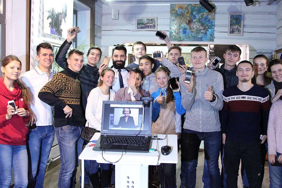 Сурдопереводчик популярен у молодежи. С его помощью удобно сходить, к примеру, в какое-то госучреждение, поликлинику или кафе.