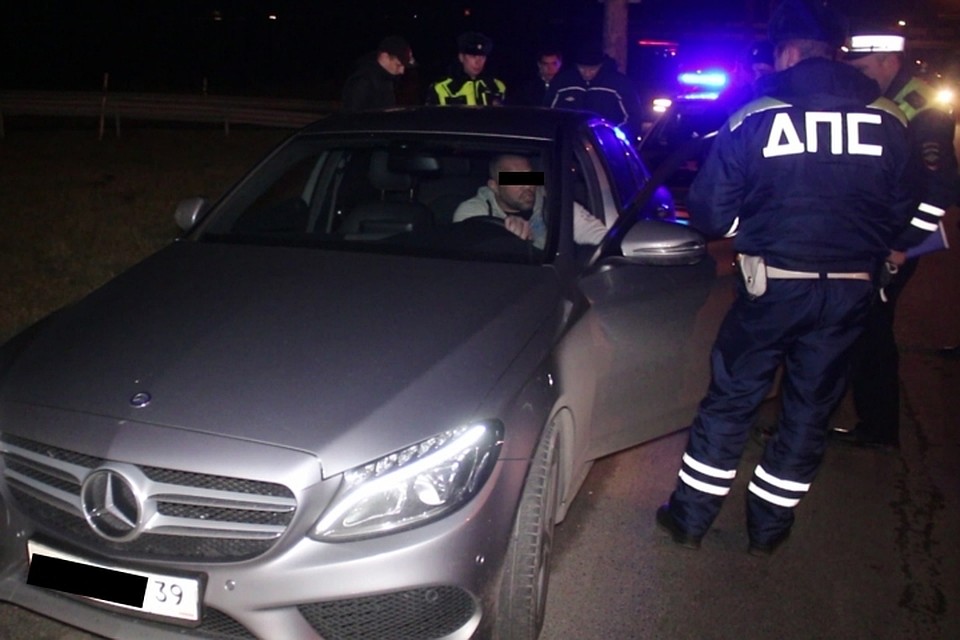"Мерседес" полиция остановила на въезде в Калининград.