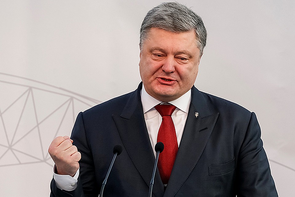 Еще год назад или полгода Порошенко мог бы с легкостью отмахнуться от подобных обвинений