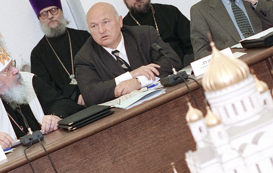 4 апреля 1997 г. Мэр Москвы Юрий Лужков на заседании общественного наблюдательного совета по воссозданию Храма Христа Спасителя. ФОТО Великжанин Виктор/Фотохроника ТАСС
