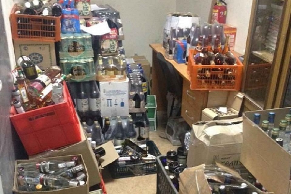 В Сургутском районе за сутки изъяли около 300 литров контрафактного алкоголя. Фото УМВД по Тюменской области