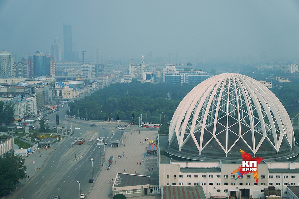 Смог над Екатеринбургом из-за лесных пожаров Фото: Алексей БУЛАТОВ
