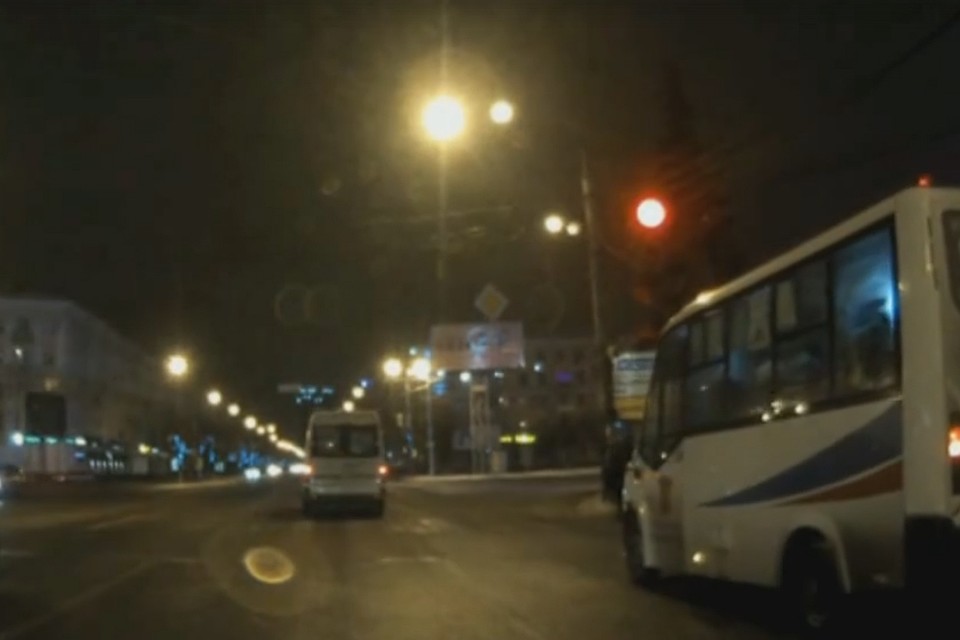 Водитель автобуса почему-то стартовал на запрещающий сигнал светофора