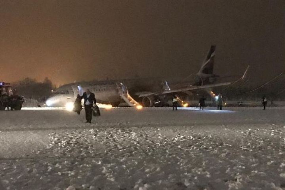 В "Храброво" пассажирский самолет сел на брюхо.