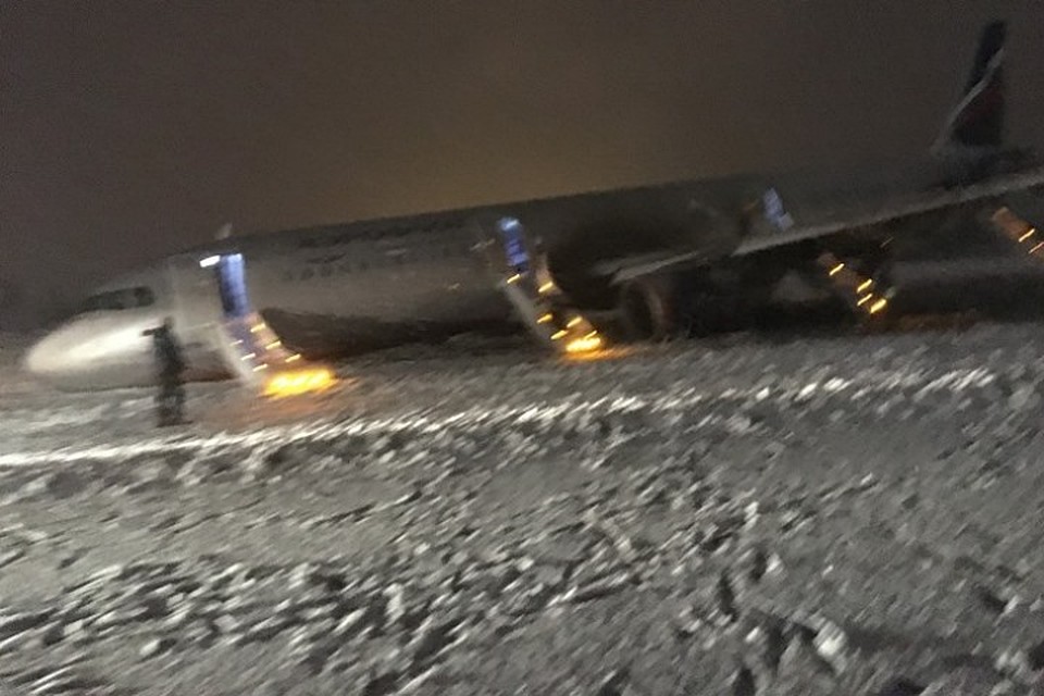 Самолет вынесло за пределы взлетно-посадочной полосы, где у него подломилось шасси.