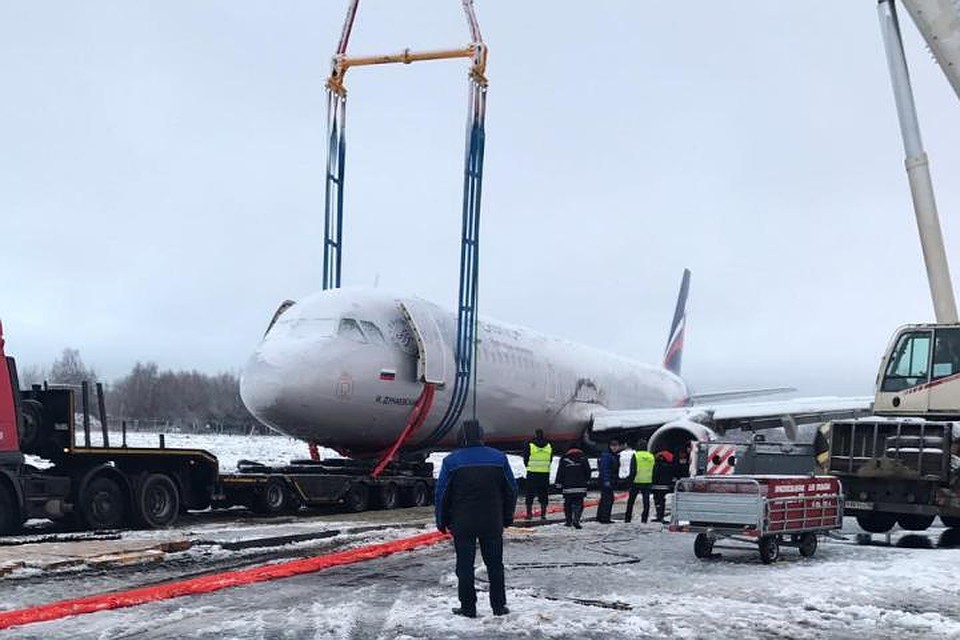 Операция по буксировке аэробуса продолжалась несколько часов.