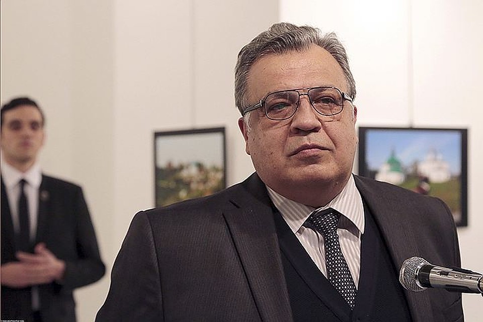 Посол Андрей Карлов за несколько секунд до убийства. Фото: EASTNEWS/AFP