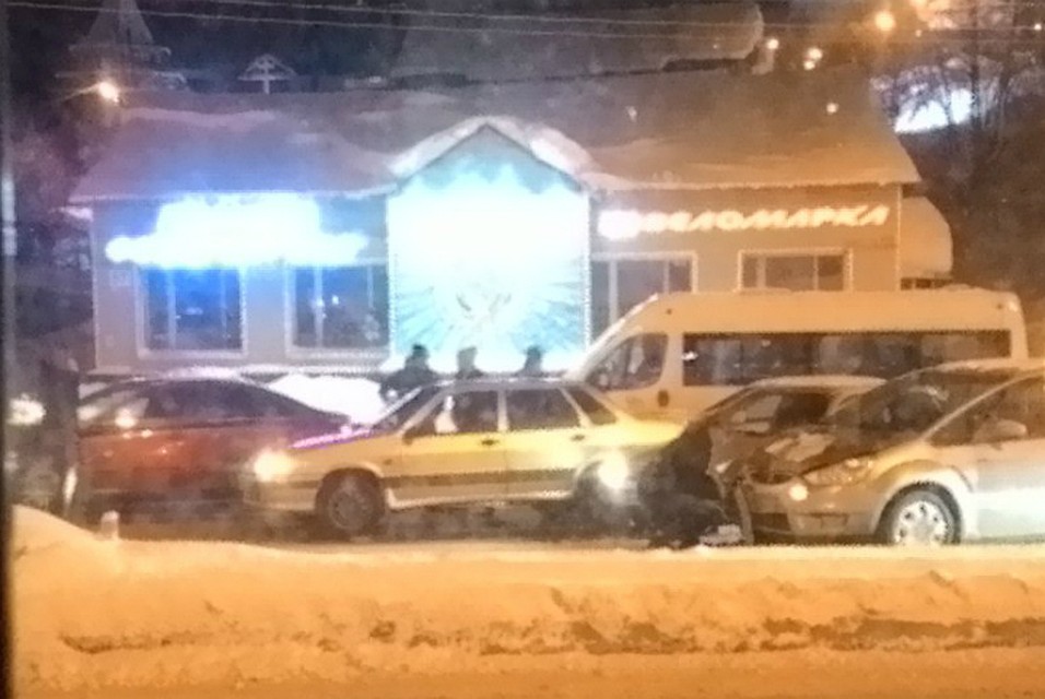 Машины зацепили друг друга по цепочке. Фото: vk.com/dtp_murmansk.