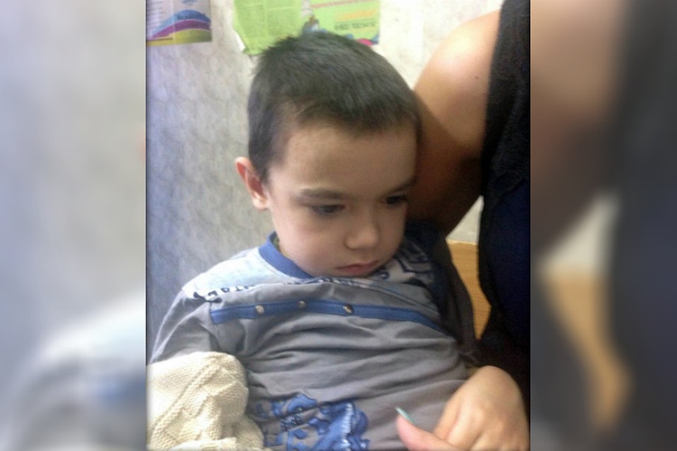 Малыш не сильно испугался, попав в такое приключение. В полиции сказали, что на фото он вышел таким грустным, потому что его пришлось разбудить, чтобы сделать снимок. Фото: 51.мвд.рф.