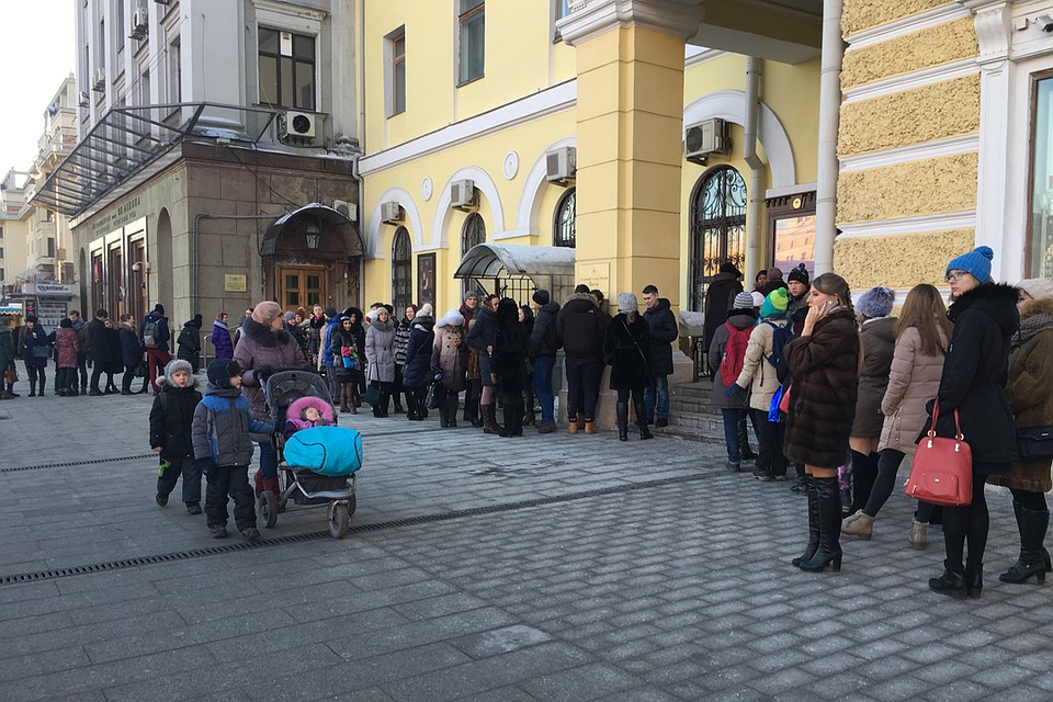 У касс Большого театра всегда очередь. Много студентов - за билетами со скидкой.