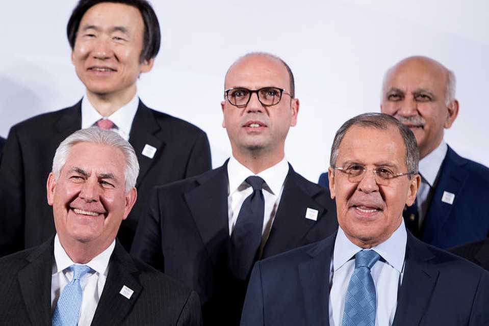 Групповой снимок на саммите G20 в Бонне: на переднем плане госсекретарь США Рекс Тиллерсон (слева) и глава МИД России Сергей Лавров, на втором плане в центре – министр иностранных дел Италии Анджелино Альфано