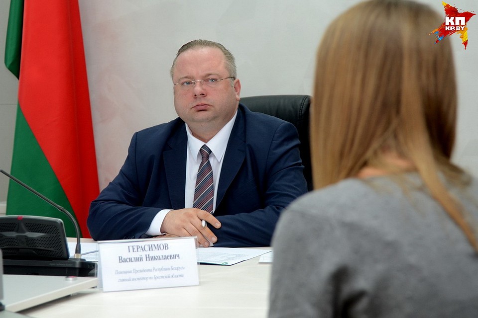 Представитель администрации президента выслушал тунеядцев. Фото: Александр КОВГАНКО.