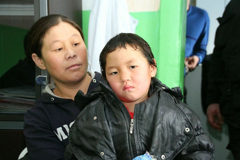 4-летняя Саглаана Салчак со своей мамой Элеонорой. Фото: официальный сайт Верховного хурала Тувы
