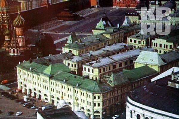 Так выглядели Средние торговые ряды в 1985 г., когда это здание принадлежало Миноброны СССР. Вид с 21-го этажа гостиницы "Россия".
