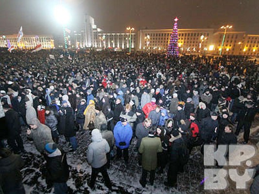 На площади Независимости перед Домом Правительства собралось несколько тысяч митингующих