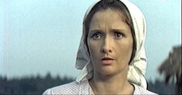 После фильма «Казаки» Зинаиду Михайловну резко перестали снимать. Говорят, она отказала одному чиновнику… И только Евгений Матвеев нарушил чиновничий запрет и стал ее вторым «крестным отцом» в кино. Он не побоялся пригласить опальную актрису на главную роль Ефросиньи Дерюгиной в картину «Любовь земная» (по мотивам книги Петра Проскурина). «Эта работа буквально вывела меня из депрессии, - признается сама актриса. В картине звездный состав: Евгений Матвеев, Ольга Остроумова, Валерия Заклунная, Юрий Яковлев, Ирина Скобцева, Владимир Самойлов, Виктор Хохряков, Александр Потапов, Станислав Чекан, Муза Крепкогорская, Вадим Спиридонов.
