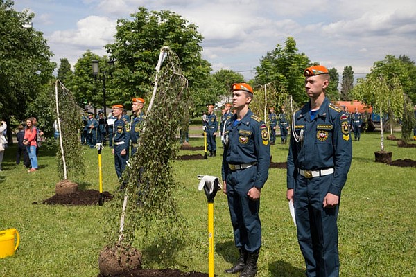 Затем состоялась закладка березовой рощи в честь героев Советского Союза. Патриотическая акция проходила в преддверии Дня России.