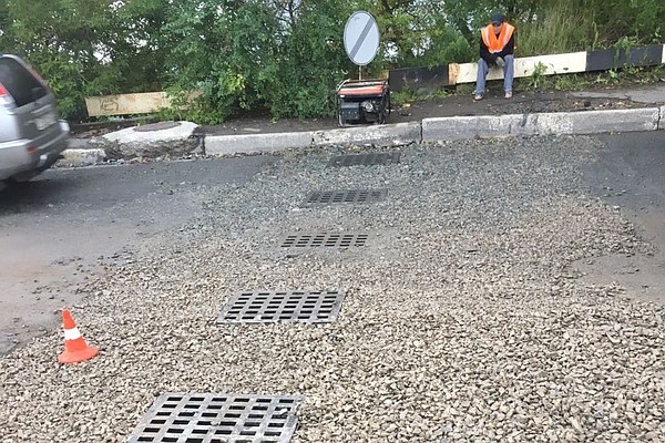 В подмостовом пространстве возведён бетонный конус моста и выполнена отсыпка скальным грунтом, на подходе к путепроводу ведётся ремонт системы ливневой канализации, который завершится до конца недели. Фото: vlc.ru.