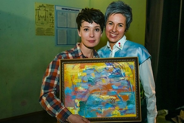 Чулпан Хаматова увезла из Башкирии картину уфимской художницы Рушании Бадретдиновой.