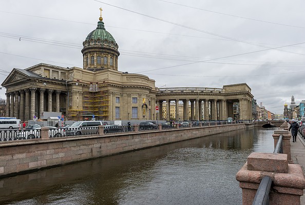 Завершилась реставрация восточного фасада Казанского собора в Санкт - Петербурге. Работы со стороны канала Грибоедова продолжались 2 года. Рабочие приступили к разбору строительных лесов.