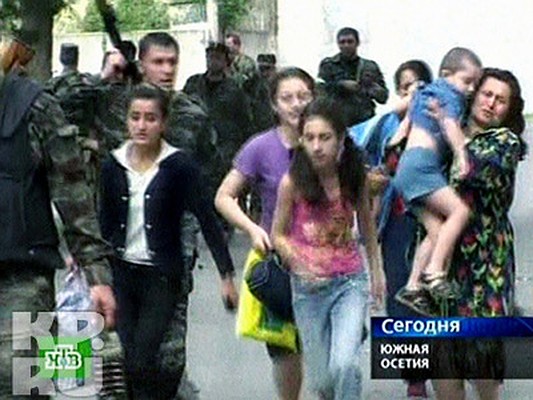 Женщины, спасая себя и своих детей, бегут в укрытие. Цхинвали. Фото: АП