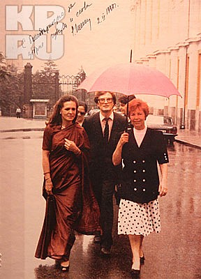 Фотографии, дневники, письма. Несколько платьев, туфельки, статуэтки. Нательный католический крест, подаренный Папой Римским Иоанном Павлом II. Все это ненадолго привезли из Горбачев-фонда в Музей политической истории, чтобы вспомнить историю Раисы Горбачевой.