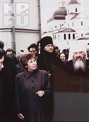 Фотографии, дневники, письма. Несколько платьев, туфельки, статуэтки. Нательный католический крест, подаренный Папой Римским Иоанном Павлом II. Все это ненадолго привезли из Горбачев-фонда в Музей политической истории, чтобы вспомнить историю Раисы Горбачевой.