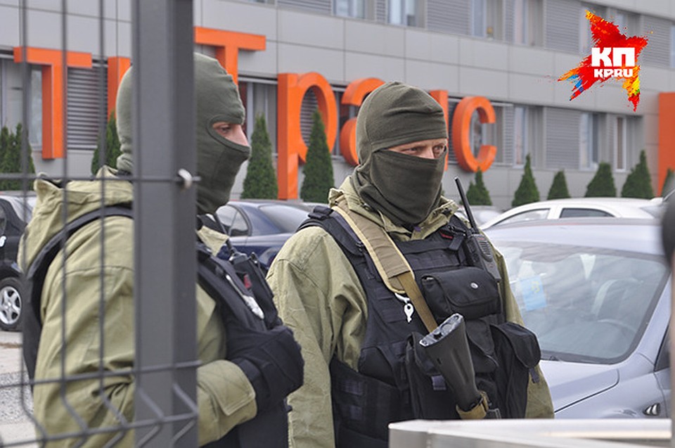 Силовики окружили здание, в котором располагается транспортное предприятии "СисСитиТранс" и крымско-татарский телеканал ATR. Фото: Анастасия МЕДЫНЦЕВА