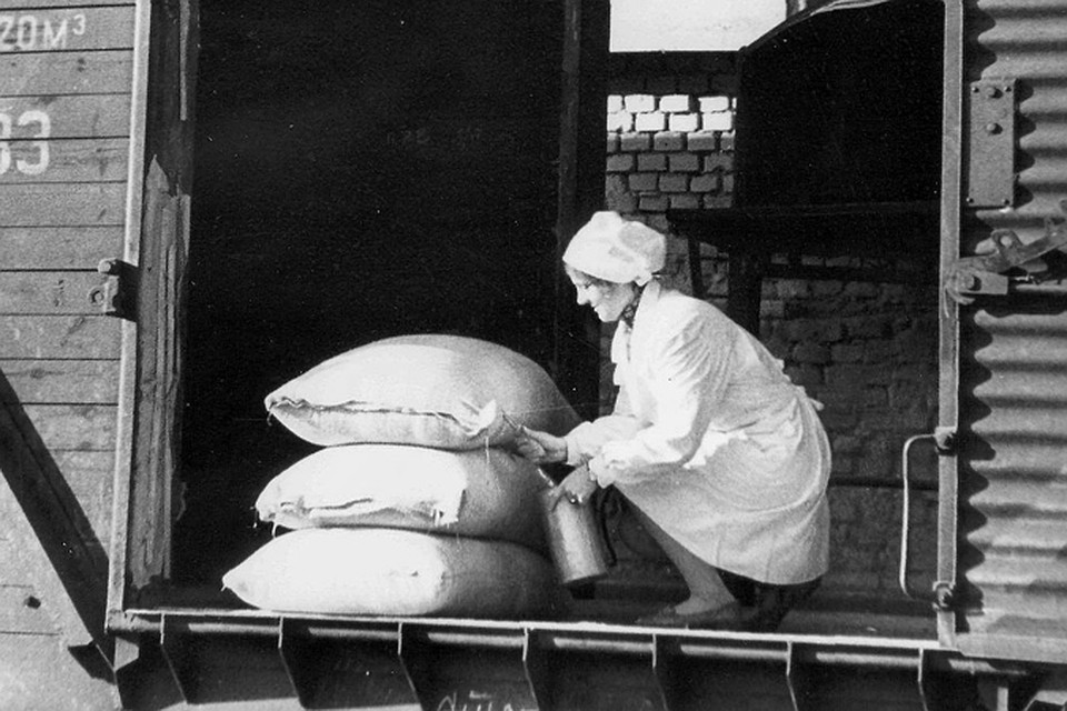 Нехватка валюты, отсутствие поставок зерна, копеечные зарплаты рабочих хлебозаводов - реалии начала 90-х. Но, несмотря ни на что, хлеб на столе у белорусов был всегда. Фото: архив Минского комбината хлебопродуктов.
