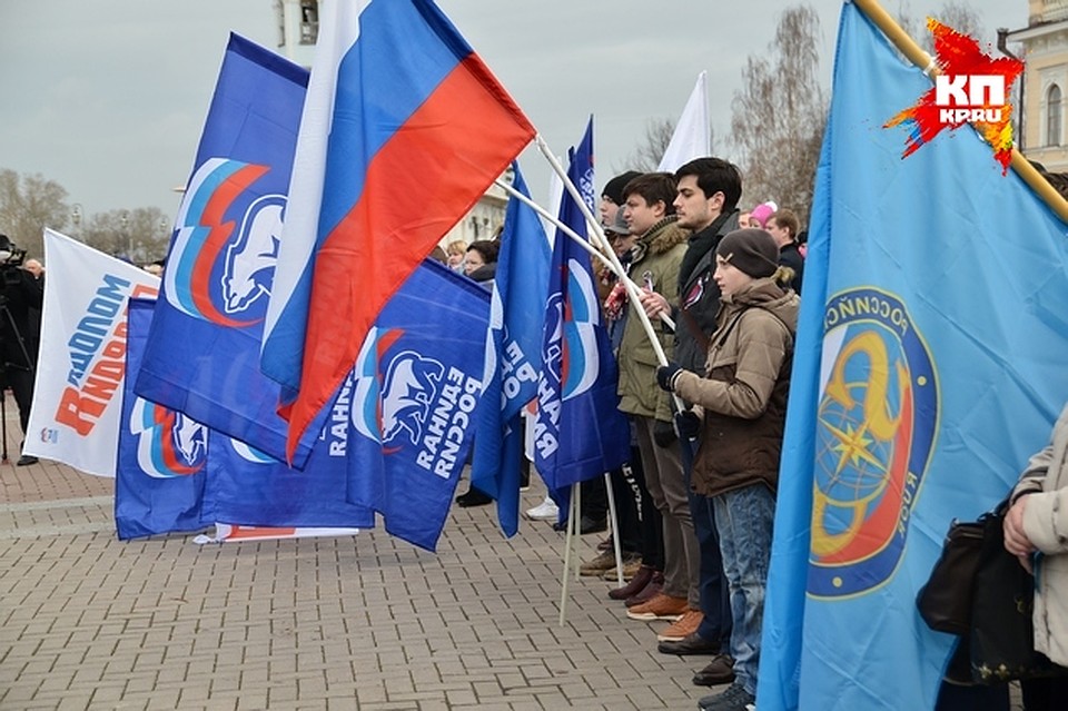Торжественный митинг-концерт на Кремлевской площади открыли с минуты молчания в память о погибших в авиакатастрофе в Египте Фото: Вероника ГУРИНА