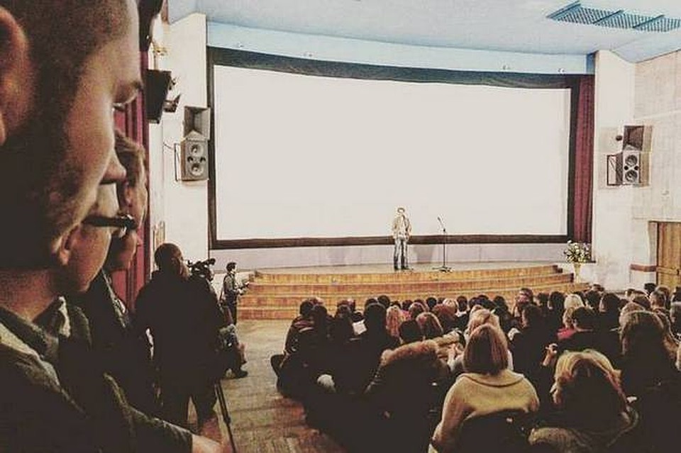 Премьера трагикомедии «ГараШ» о жизни автослесарей в минском районе Шабаны прошла с аншлагом. Фото: Никита Бровка Фото: соцсети