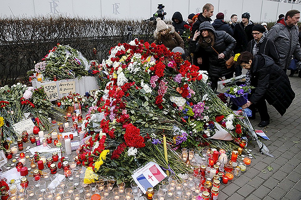 Цветы у французского посольства в Москве. Фото: REUTERS