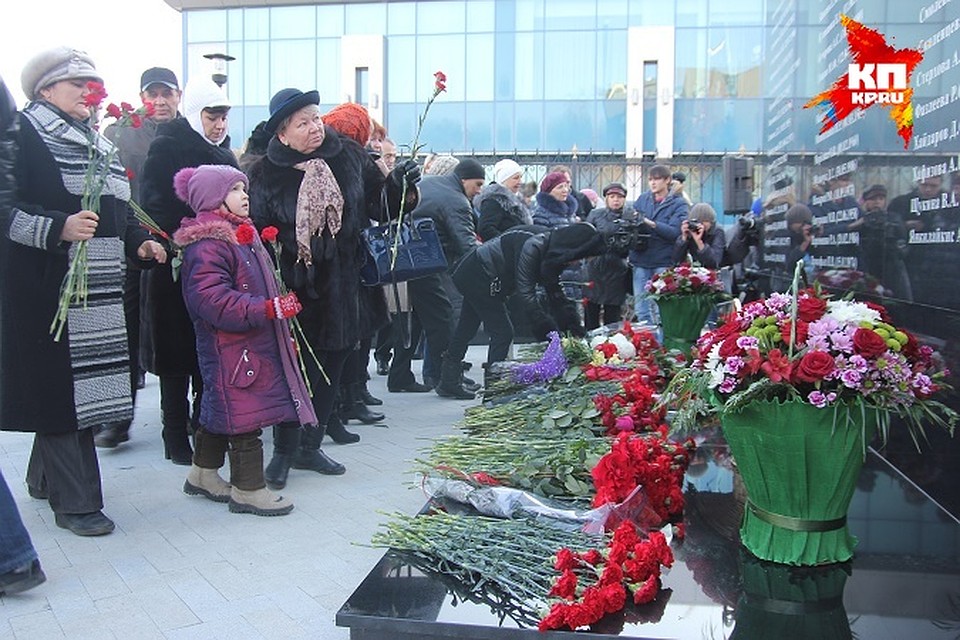 Сегодня мы вновь увидим горы цветов у монумента.