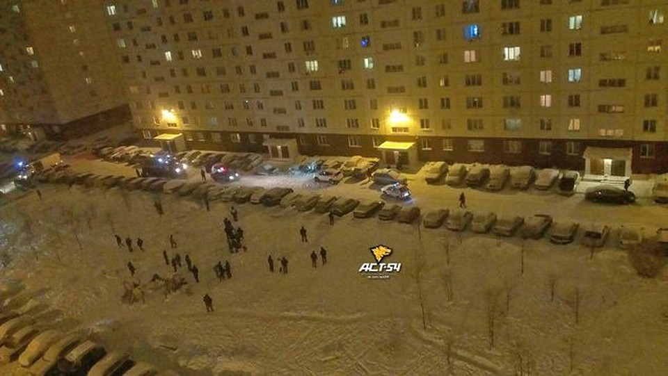 Многие жители из-за громкого хлопка выбежали на улицу. Фото: АСТ-54\http://vk.com/act54 Фото: СОЦСЕТИ