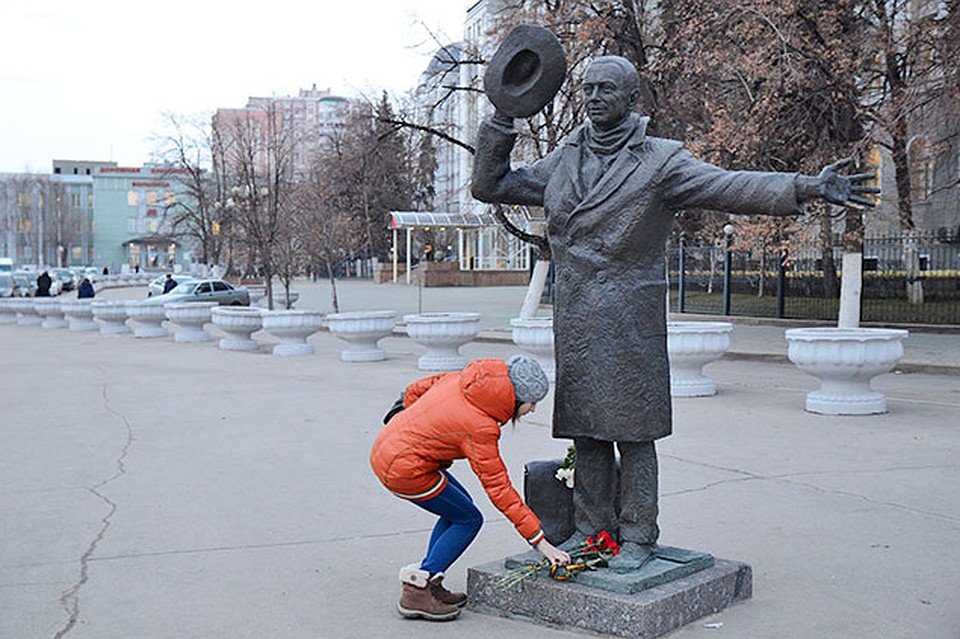 К памятнику киногерою Эльдара Рязанова, Юрию Деточкину, самарцы несут цветы в память о великом режиссере-земляке.